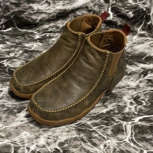 TWISTED X DRIVING SLIP-ON MOCCASIN ROUND TOE - MEN'S.  SIZE: 8M COLOR: BOMBER